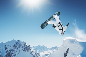 爱游戏体育在线赛事-卫冕冠军强势复苏！神将33+19狂刷纪录，威少5三分轰24分9助，三巨头75分威少献三双