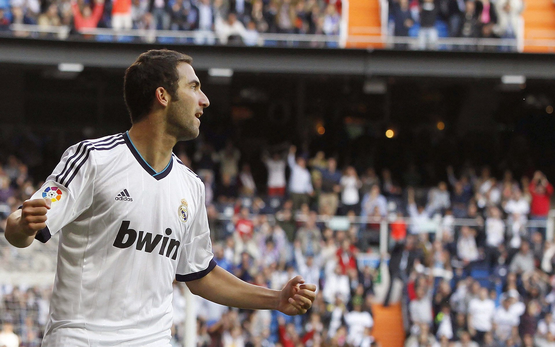 大学生公开水域游泳锦标赛 选手挑战气温不足12℃湖水